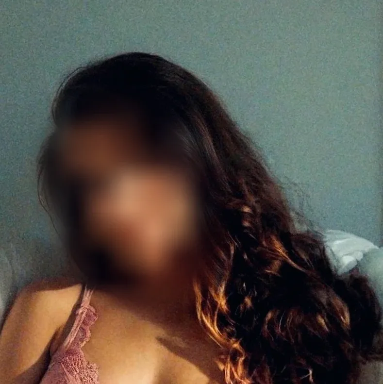 Büsra, 25