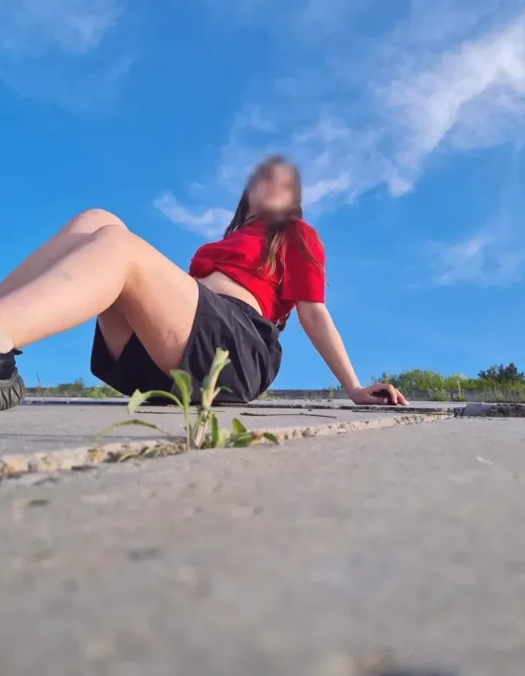 Esra, 23