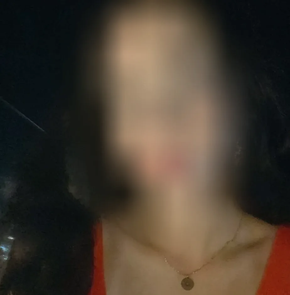 Manuela, 23