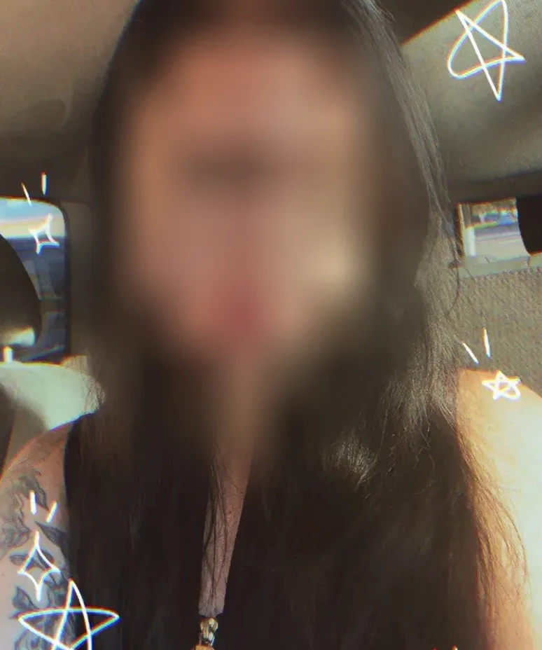 Manuela, 23